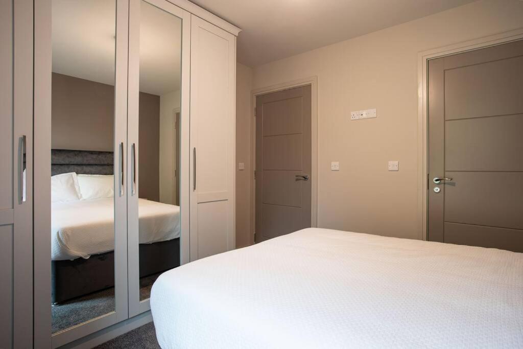 Modern 2Br With Balcony Next To The City Airport Bhd - Free Parking بلفاست المظهر الخارجي الصورة