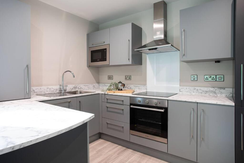 Modern 2Br With Balcony Next To The City Airport Bhd - Free Parking بلفاست المظهر الخارجي الصورة