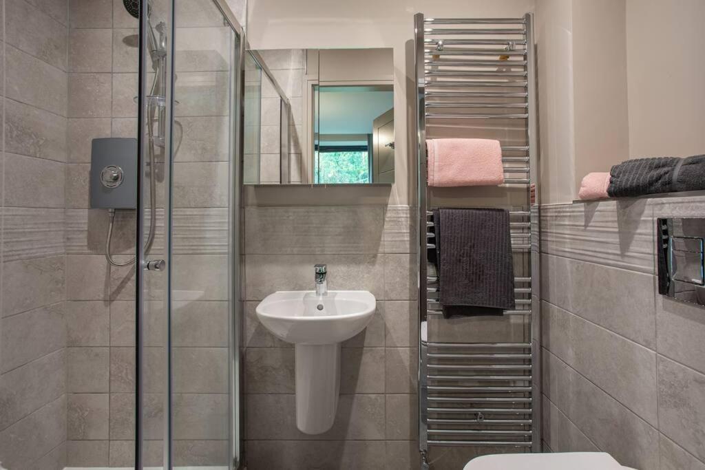 Modern 2Br With Balcony Next To The City Airport Bhd - Free Parking بلفاست المظهر الخارجي الصورة