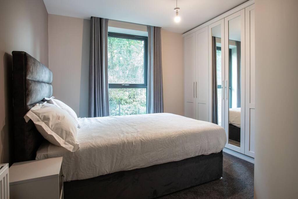 Modern 2Br With Balcony Next To The City Airport Bhd - Free Parking بلفاست المظهر الخارجي الصورة
